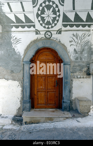 Passaggio con soffitti a volta decorati con Xysta città medievale Olympi Chios Grecia Olympi è stabilito nella sua forma attuale dal Foto Stock