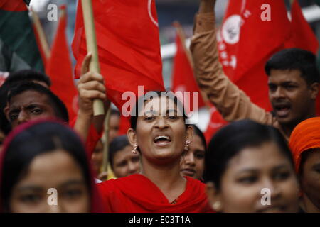 Dacca in Bangladesh. Il 1 maggio, 2014. Indumento lavoratori & altra organizzazione del lavoro in Bangladesh gridare slogan durante il giorno di maggio celebrazione.In Bangladesh, ogni anno giorno di maggio è osservata e ricordato nel nostro paese attraverso tante cerimonie, riunioni, seminari e di promesse. Le celebrazioni sono solo un promemoria per ricordare la storia dietro il giorno di maggio. Con il passare del tempo il promettente settore abbigliamento del nostro paese è emersa, realizzazione di indumenti lavoratori il punto focale del giorno di maggio discussioni. Credito: Zakir Hossain Chowdhury/NurPhoto/ZUMAPRESS.com/Alamy Live News Foto Stock