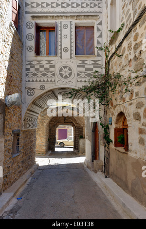 Passaggio con soffitti a volta decorati con Xysta città medievale Olympi Chios Olympi è stabilito nella sua forma attuale dai Genovesi nel Foto Stock