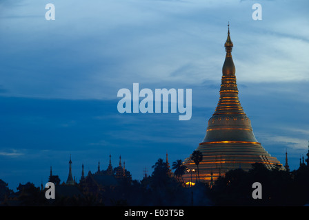 Shwedagon pagoda al crepuscolo. Foto Stock