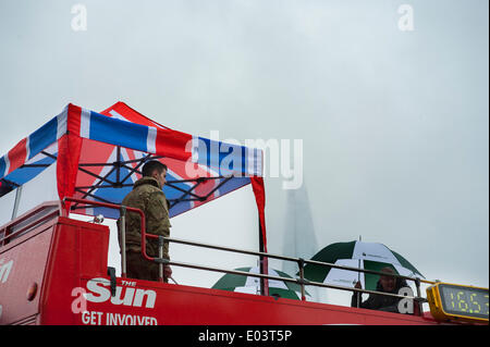 Torre di Londra, Regno Unito. Il 1 maggio 2014. Come parte della Royal Marines 350esimo anniversario, gli uomini e le donne del corpo dei tamburi di Sua Maestà la Royal Marines Band Service sta tentando di rompere l'attuale record mondiale per il più lungo continuo rullo di tamburo. Il tentativo è iniziato il 30 aprile e deve terminare il 3 maggio 2014. Credito: Malcolm Park editoriale/Alamy Live News Foto Stock