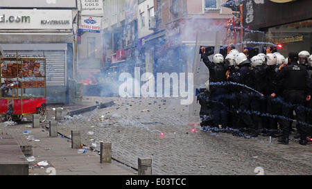 Istanbul, Turchia. Il 1 maggio, 2014. La polizia ha sparato gas lacrimogeni e cannoni ad acqua per disperdere i manifestanti a Istanbul, in Turchia, il 1 maggio 2014. Sommossa la polizia ha sparato gas lacrimogeni e pallottole di gomma e cannoni acquatici giovedì su manifestanti che hanno sfidato un divieto ufficiale a marzo verso l'iconica Piazza Taksim di Istanbul, la più grande città della Turchia. Credito: Cihan/Xinhua/Alamy Live News Foto Stock