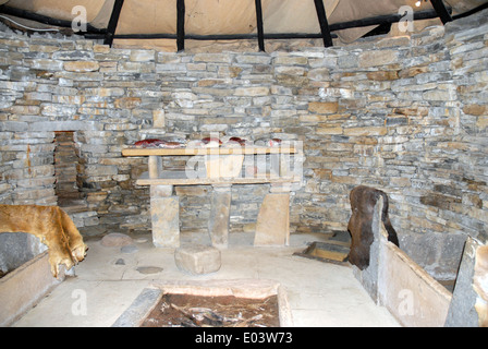 Skara Brae insediamento neolitico, baia di Skaill, Continentale, Orkney. Interno della casa ricostruita. Foto Stock