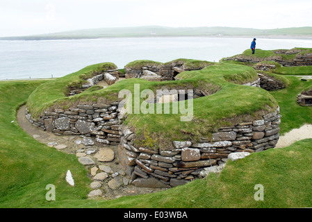 Skara Brae insediamento neolitico, baia di Skaill, Continentale, Orkney, che mostra la forma arrotondata delle capanne Foto Stock