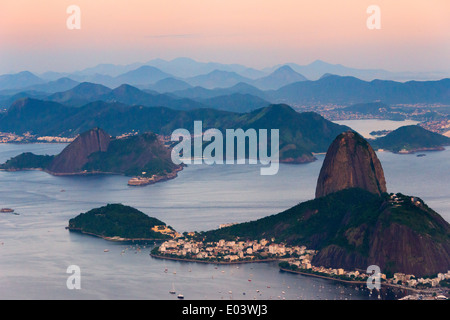Sugarloaf Mountain e il Botafogo Bay, Rio de Janeiro, Brasile Foto Stock