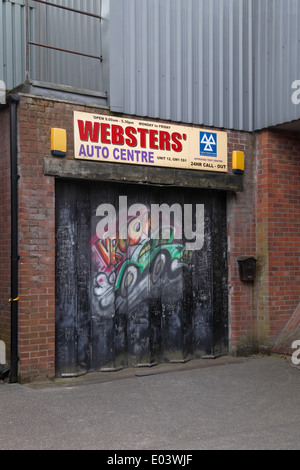 Kevin Webster centro auto garage fictional workshop sul set di Coronation Street,UK è più lunga di opera del sapone della TV Foto Stock