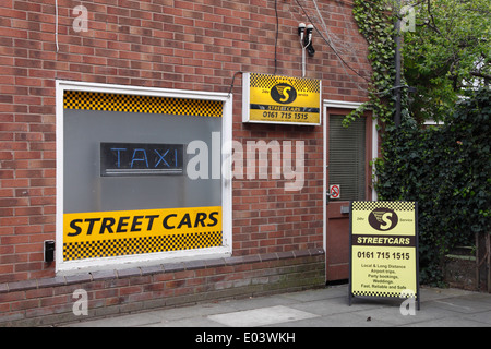 Street Cars fictional della compagnia di taxi sul set di Coronation Street,UK è più lunga di opera del sapone della TV Foto Stock