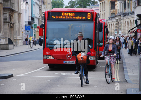 Il traffico in Oxford High Street, Regno Unito Foto Stock