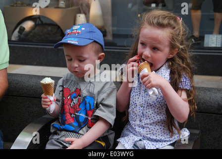 I bambini a mangiare un gelato, Oxford Regno Unito Foto Stock