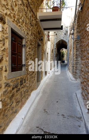 Una stretta viuzza con soffitto a volta arcuata di passaggio in città medievale Olympi Chios Grecia Olympi è stabilito nella sua forma attuale Foto Stock