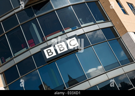 Primo piano della BBC TV stazione televisiva edificio segno logo segnaletica esterno Hull East Yorkshire Inghilterra Regno Unito GB Gran Bretagna Foto Stock