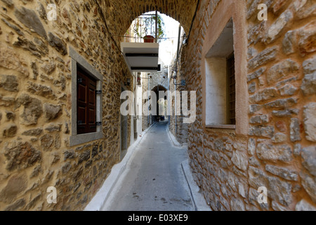 Una stretta viuzza con soffitto a volta arcuata di passaggio in città medievale Olympi Chios Grecia Olympi è stabilito nella sua forma attuale Foto Stock