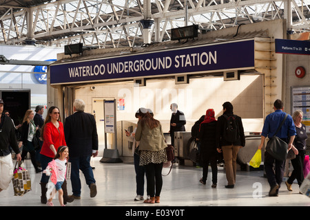 Le persone che usano la Waterloo Stazione della Metropolitana l'entrata dell'atrio. Foto Stock