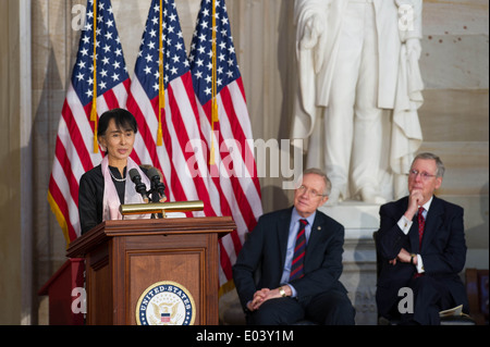 La democrazia birmano leader Aung San Suu Kyi fornisce indirizzo e dopo essersi aggiudicato la Congressional Gold Medal nel corso di una cerimonia in Campidoglio come senatori Harry Reid e Mitch McConnell ascoltare Settembre 19, 2012 a Washington, DC. Foto Stock