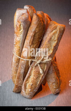 Un display di pane legato con una lunghezza di stringa (Francia). Présentation de dolori liés avec une ficelle (Francia). Foto Stock