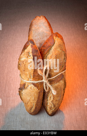 Un display di pane legato con una lunghezza di stringa (Francia). Présentation de dolori liés avec une ficelle (Francia). Foto Stock