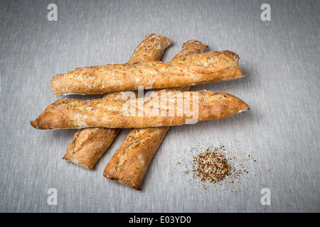 Un display di vari tipi di pane: con semi di papavero, lino, girasole, miglio o di semi di sesamo. Présentation de différents dolori aux graines. Foto Stock
