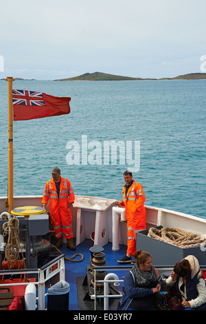 Lasciando le Isole Scilly a bordo RMV Scillonian III, Scillies, Cornwall in aprile - RMV Scillonian 3 - Lavoratori di equipaggio e passeggeri a bordo Foto Stock