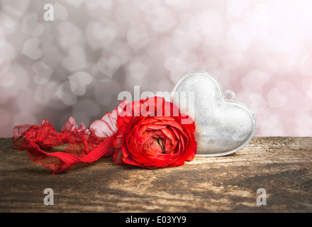 Cuore e rose su legno vecchio sfondo bokeh di fondo Foto Stock