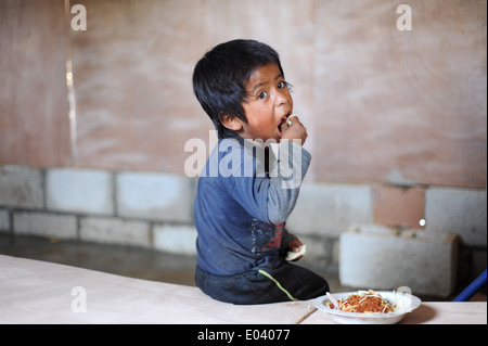 Guatemala ragazzo indigeni a casa in Aqua Escondida, Solola, Guatemala. Foto Stock