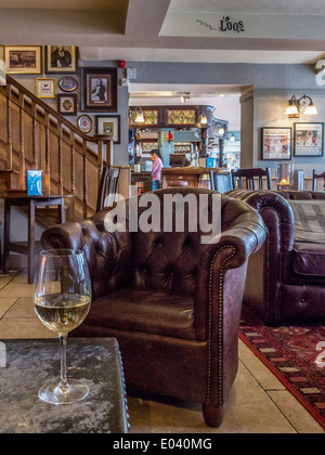 La torta di anguille pub - interno con sedie in pelle, pavimenti in legno tradizionali e vecchie foto Twickenham, Greater London, Regno Unito Foto Stock