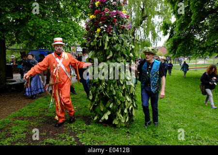 Deptford, Londra, Regno Unito. Il 1 maggio 2014. Fowlers truppa e il Jack Deptford effettuare Mayday tradizionali celebrazioni nel sud di Londra. La consuetudine è pensato per avere avuto origine con spazzacamini. Credito: Rachel Megawhat/Alamy Live News Foto Stock