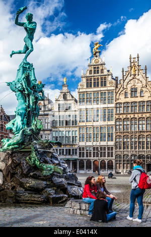 Giovani turisti dall'Brabo fontana e il Grote Markt, la piazza principale di Anversa, Belgio. Foto Stock