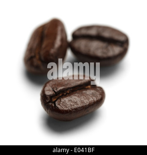 Nero tre chicchi di caffè isolato su sfondo bianco. Foto Stock
