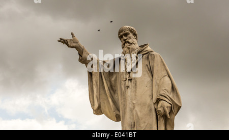 La statua di San Benedetto da Norcia, in un cloudly giorno di giugno Foto Stock