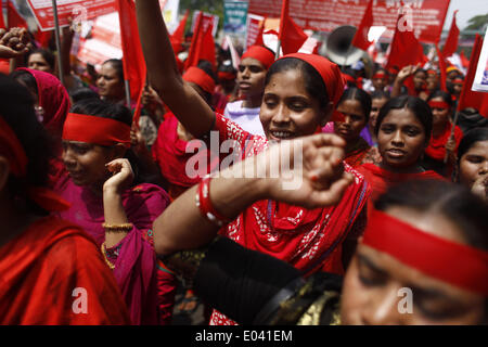 Dacca in Bangladesh. Il 1 maggio, 2014. Indumento lavoratori & altra organizzazione del lavoro in Bangladesh gridare slogan durante il giorno di maggio celebrazione.In Bangladesh, ogni anno giorno di maggio è osservata e ricordato nel nostro paese attraverso tante cerimonie, riunioni, seminari e di promesse. Le celebrazioni sono solo un promemoria per ricordare la storia dietro il giorno di maggio. Con il passare del tempo il promettente settore abbigliamento del nostro paese è emersa, realizzazione di indumenti lavoratori il punto focale del giorno di maggio discussioni. Credito: Zakir Hossain Chowdhury/NurPhoto/ZUMAPRESS.com/Alamy Live News Foto Stock