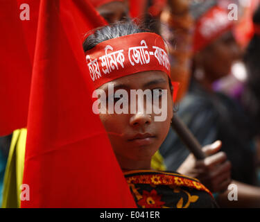 Dacca in Bangladesh. Il 1 maggio, 2014. Indumento lavoratori & altra organizzazione del lavoro in Bangladesh gridare slogan durante il giorno di maggio celebrazione.In Bangladesh, ogni anno giorno di maggio è osservata e ricordato nel nostro paese attraverso tante cerimonie, riunioni, seminari e di promesse. Le celebrazioni sono solo un promemoria per ricordare la storia dietro il giorno di maggio. Con il passare del tempo il promettente settore abbigliamento del nostro paese è emersa, realizzazione di indumenti lavoratori il punto focale del giorno di maggio discussioni. Credito: Zakir Hossain Chowdhury/NurPhoto/ZUMAPRESS.com/Alamy Live News Foto Stock