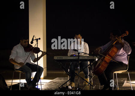 1 maggio 2014 - Karbabad, Bahrain - Jazz Fusion sul occasuib del jazz internazionale giorno Bahraini artisti indipendenti Zeyad Zaiman (pianoforte) , Ahmed Kamal (violino) e artista ospite eseguire live in Qal;a AlBahrain Museo sul sito , musica di stile dal bagno turco ai classici e jazz moderno il 30 aprile 2014. (Foto di Ahmed AlFardan/NurPhoto) (credito Immagine: © Ahmed Alfardan/NurPhoto/ZUMAPRESS.com) Foto Stock