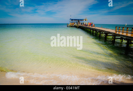 La canna e mulinello Pier su Anna Maria Island, FL circondato dal Golfo del Messico Foto Stock