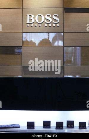 Interno del nuovissimo abbigliamento fashion store Foto Stock