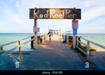 La canna e mulinello Pier su Anna Maria Island, FL circondato dal Golfo del Messico Foto Stock