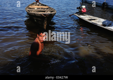 Nuoto concorrenza il giorno di San Pedro e San Pablo - Porto di Punchana a Iquitos . Dipartimento di Loreto .PERÙ Foto Stock