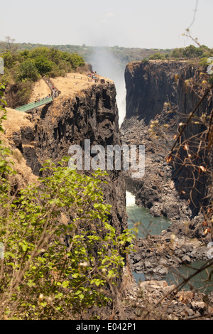 La cataratta orientale e il bordo del coltello Ponte Victoria Falls Mosi-oa-Tunya stagione secca Livingstone Zambia Foto Stock