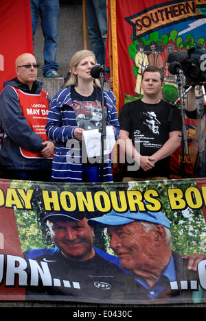 Natascia Hoarau (figliastra della fine Bob Crow) dà un discorso personale ricordando il suo tardi padre e annunciando la sua intenzione di stare nelle elezioni europee al suo posto. Giorno di maggio rally, Trafalgar Square 2014 Foto Stock