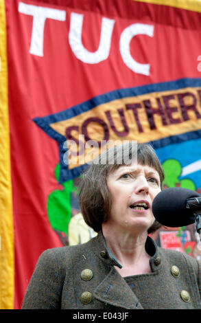 Frances O'Grady (Gen Segretario, TUC) parlando al giorno di maggio rally, Londra. 1 maggio 2014 Foto Stock