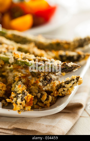 In casa Panko Asparagi impanati con spezie assortite Foto Stock