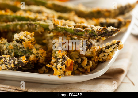 In casa Panko Asparagi impanati con spezie assortite Foto Stock