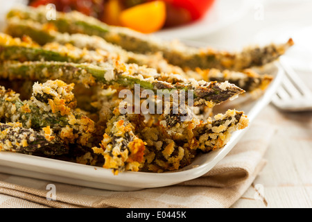 In casa Panko Asparagi impanati con spezie assortite Foto Stock