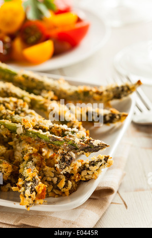 In casa Panko Asparagi impanati con spezie assortite Foto Stock