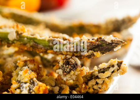 In casa Panko Asparagi impanati con spezie assortite Foto Stock