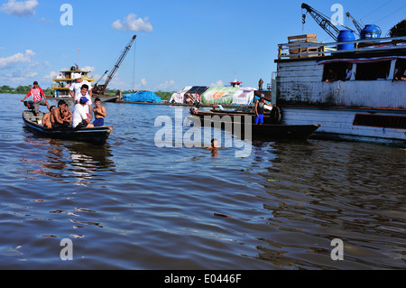 Nuoto concorrenza il giorno di San Pedro e San Pablo - Porto di Punchana a Iquitos . Dipartimento di Loreto .PERÙ Foto Stock