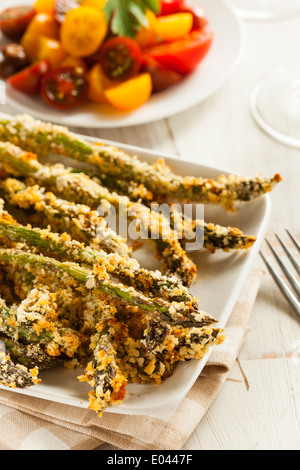 In casa Panko Asparagi impanati con spezie assortite Foto Stock