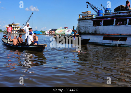 Nuoto concorrenza il giorno di San Pedro e San Pablo - Porto di Punchana a Iquitos . Dipartimento di Loreto .PERÙ Foto Stock
