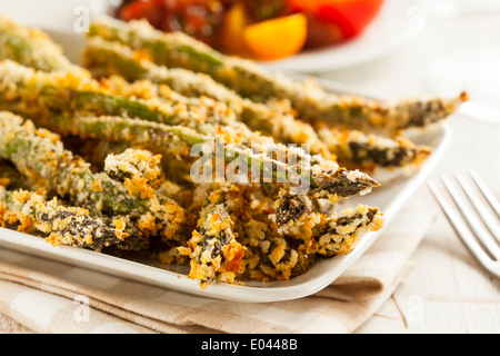 In casa Panko Asparagi impanati con spezie assortite Foto Stock