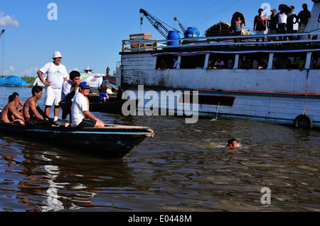 Nuoto concorrenza il giorno di San Pedro e San Pablo - Porto di Punchana a Iquitos . Dipartimento di Loreto .PERÙ Foto Stock