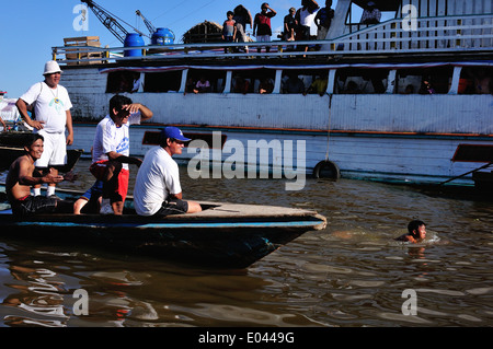 Nuoto concorrenza il giorno di San Pedro e San Pablo - Porto di Punchana a Iquitos . Dipartimento di Loreto .PERÙ Foto Stock